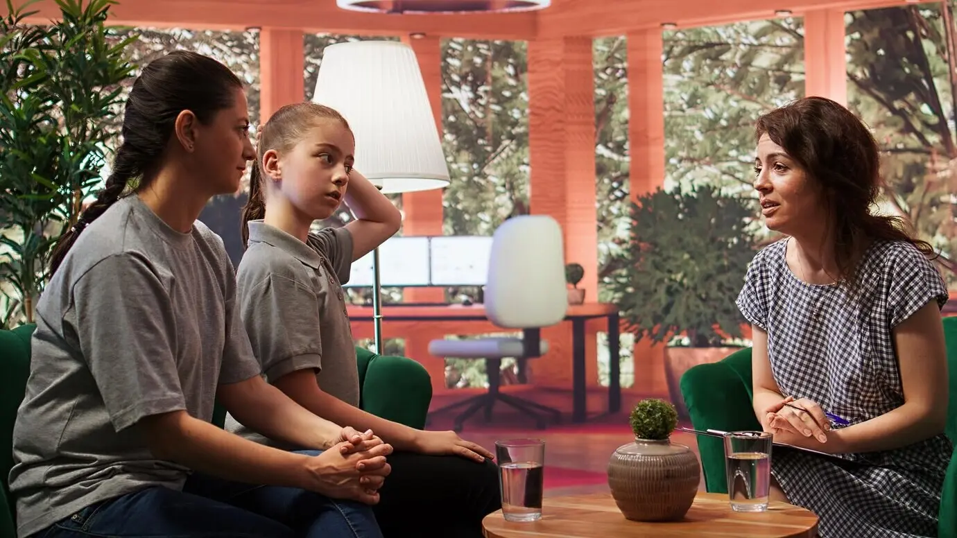 Семейный терапевт оказывает поддержку и консультирование подростку, переживающему трудности, и её матери.