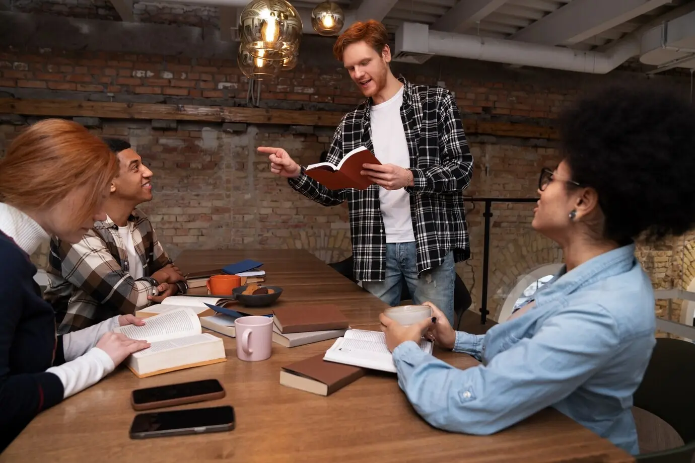 Реалистичная сцена книжного клуба