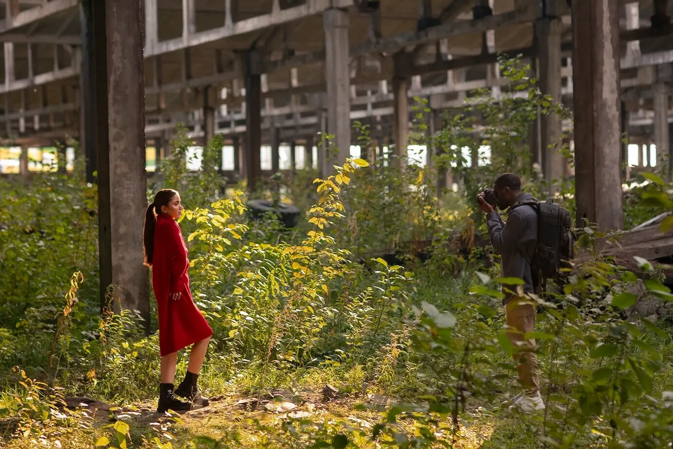 Женскую модель фотографируют на фоне гранжевой обстановки во время урбан-эксплоринга.